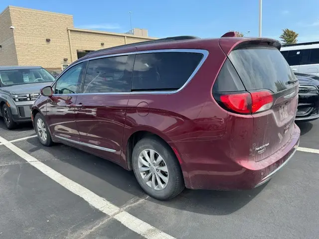 2017 Chrysler Pacifica Touring L photo 4