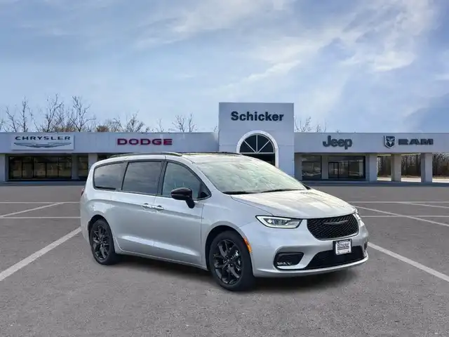 2026 Chrysler Pacifica Limited's photo