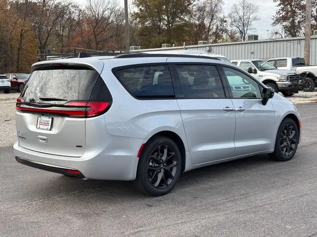 2026 Chrysler Pacifica Limited photo 3