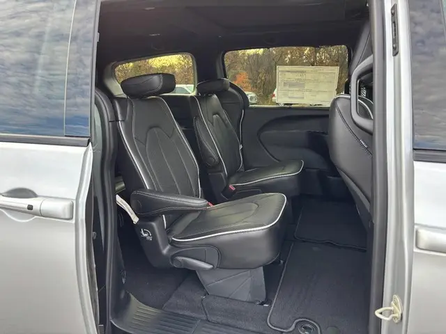 2026 Chrysler Pacifica Limited photo 5