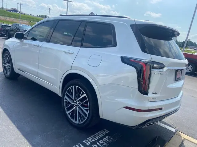 2024 Cadillac XT6 Sport AWD photo 3