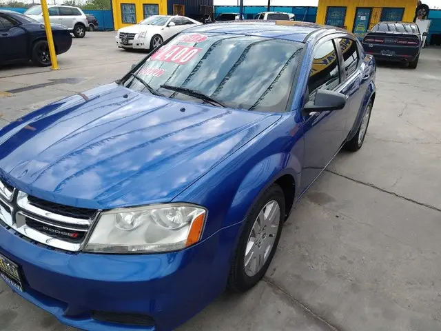 2013 Dodge Avenger SE photo 3