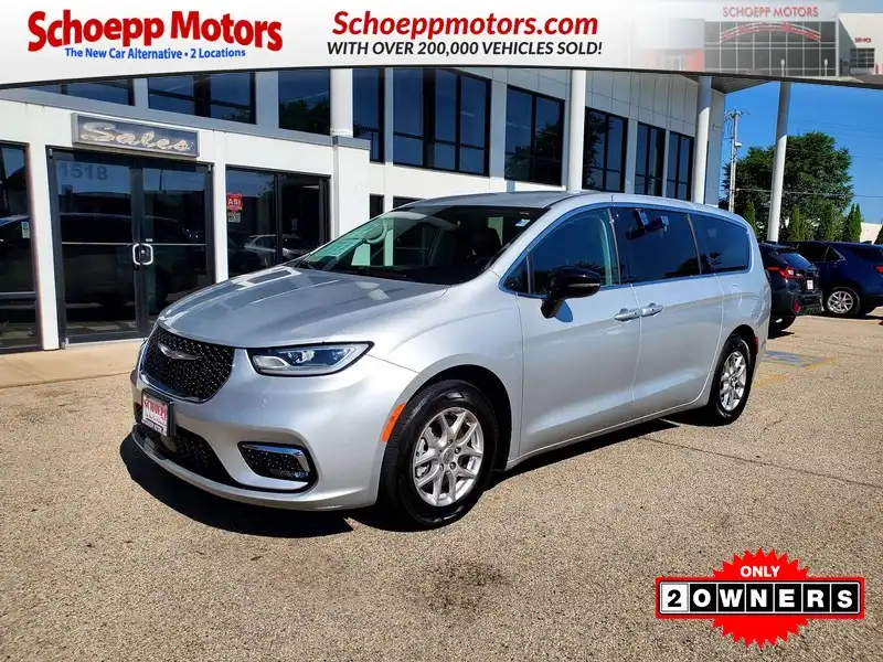 2024 Chrysler Pacifica Touring L's photo
