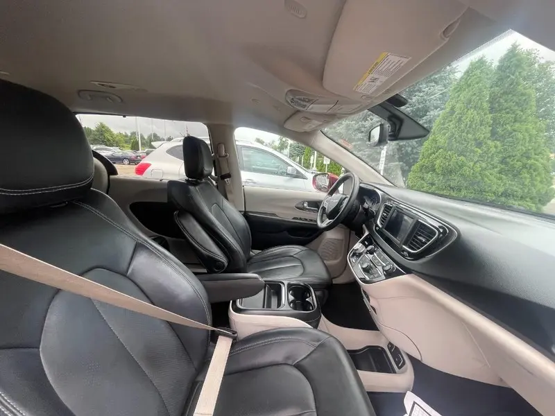 2020 Chrysler Pacifica Touring photo 3