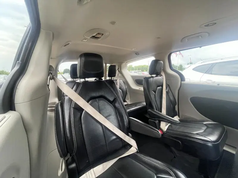 2020 Chrysler Pacifica Touring photo 4