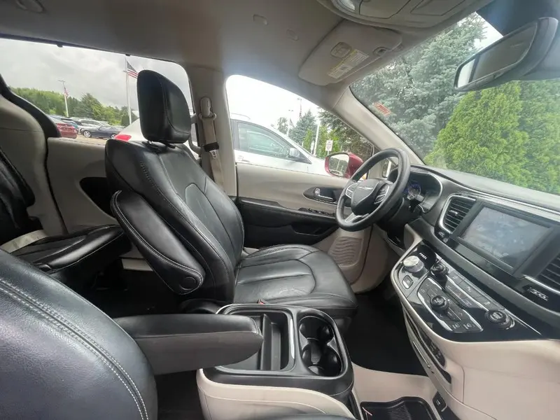 2020 Chrysler Pacifica Touring photo 5