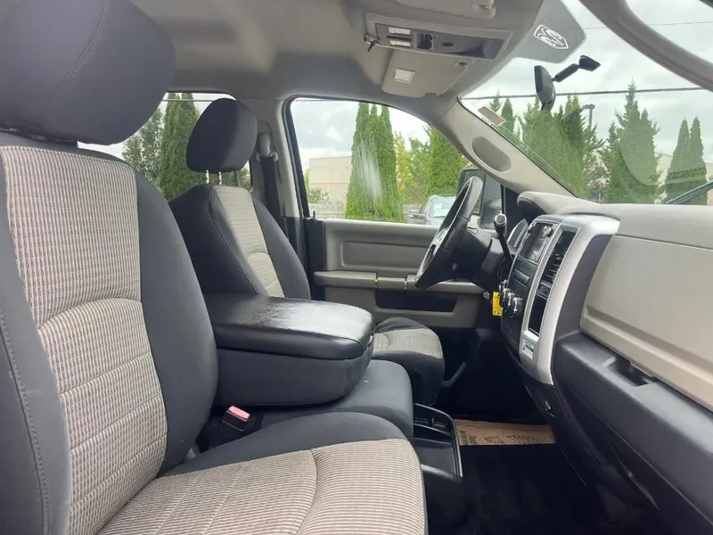 2011 RAM 2500 SLT 4WD Crew Cab SWB photo 3
