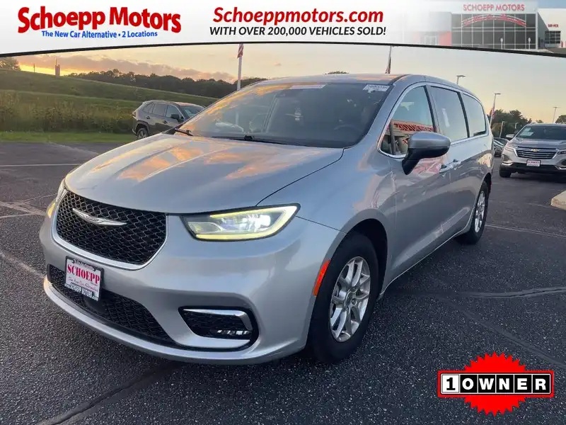 2023 Chrysler Pacifica Touring L's photo