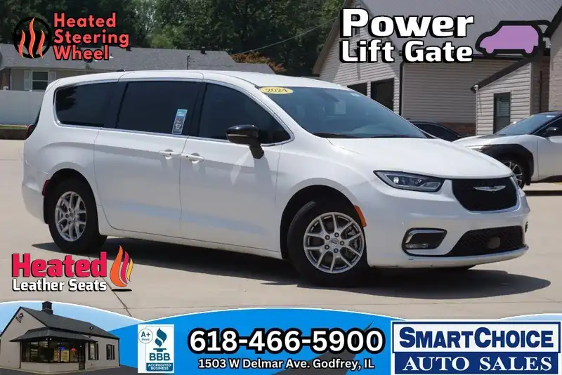 2024 Chrysler Pacifica Touring L's photo