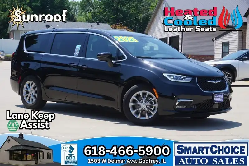 2026 Chrysler Pacifica Limited's photo