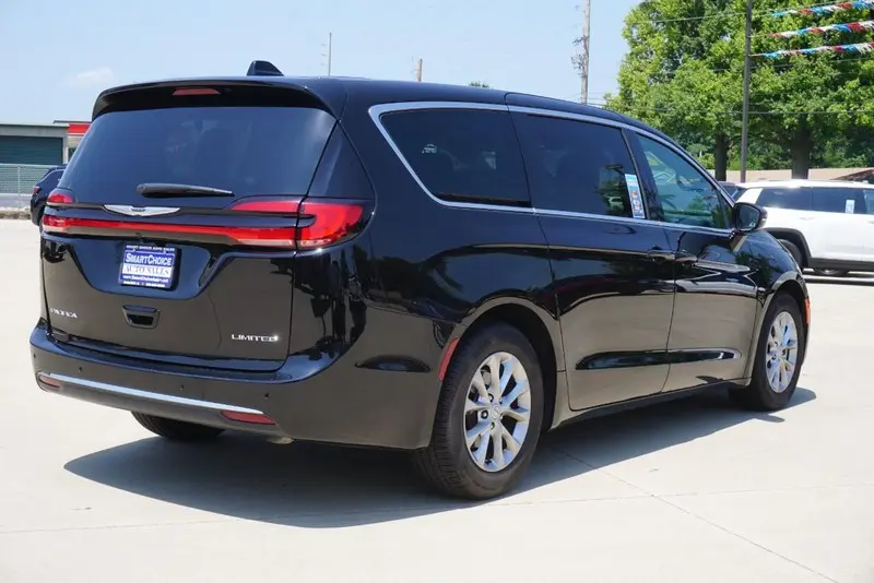 2026 Chrysler Pacifica Limited photo 3