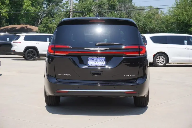 2026 Chrysler Pacifica Limited photo 4