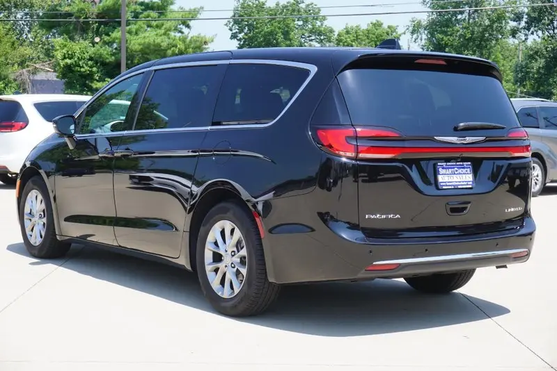 2026 Chrysler Pacifica Limited photo 5