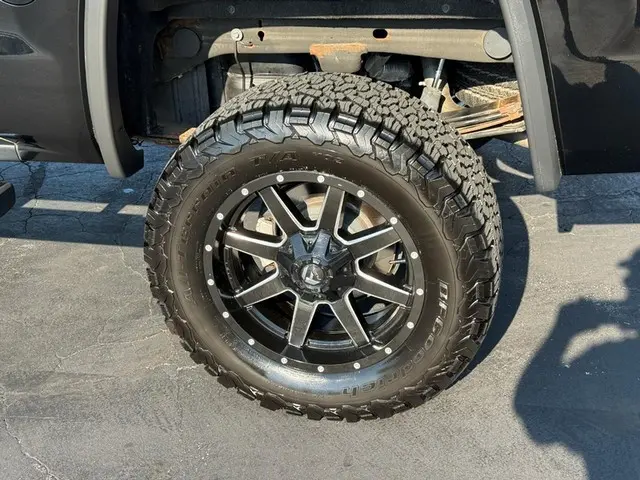 2018 GMC Sierra SLT 4WD Crew Cab Short Box photo 4