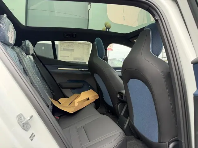 2026 Volvo EX30 Single Motor Plus photo 4