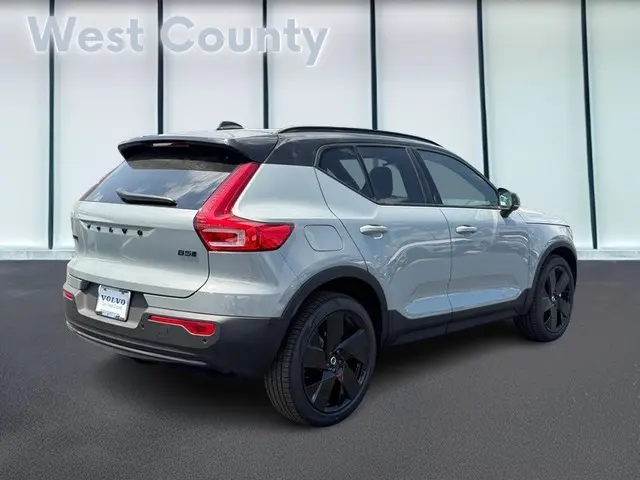 2026 Volvo XC40 B5 Ultra Ultra Black Edition AWD photo 3