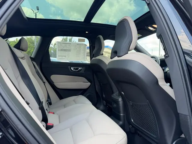 2026 Volvo XC60 T8 Plus Dark AWD photo 4