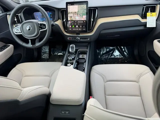 2026 Volvo XC60 T8 Plus Dark AWD photo 5