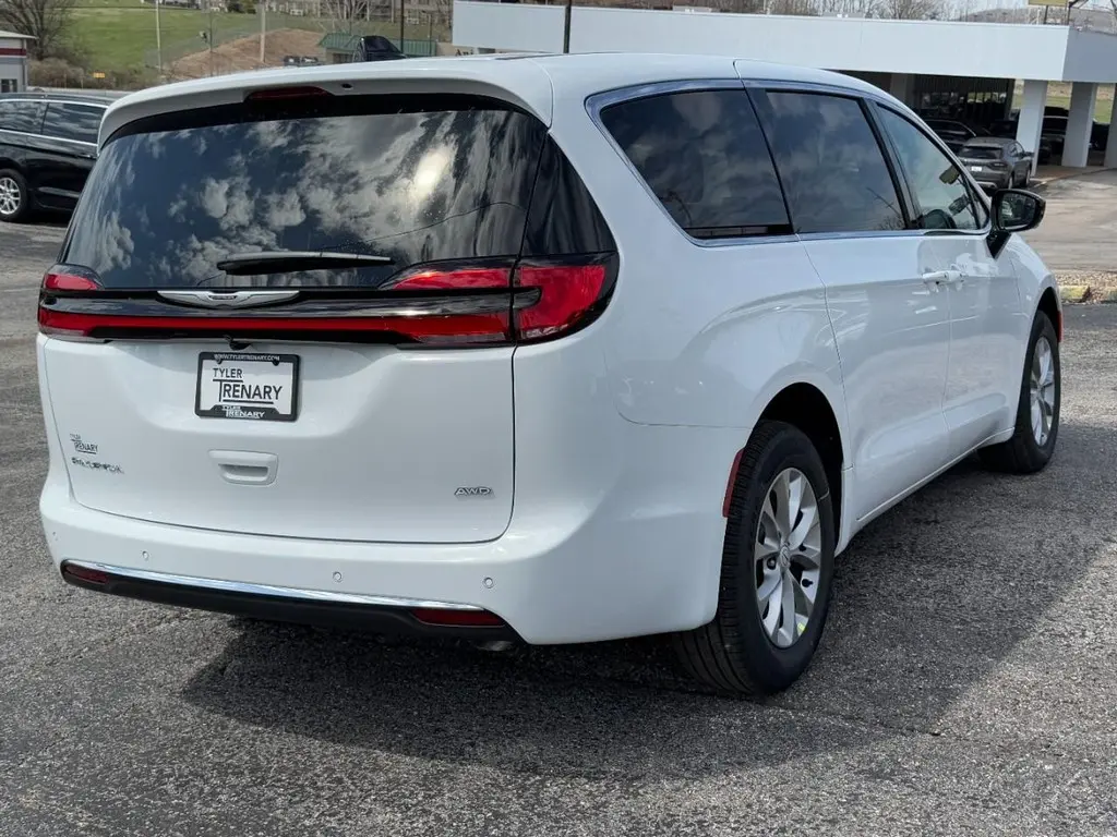 2026 Chrysler Pacifica Select AWD photo 4