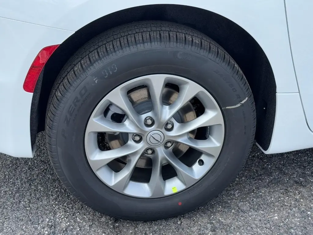 2026 Chrysler Pacifica Select AWD photo 5