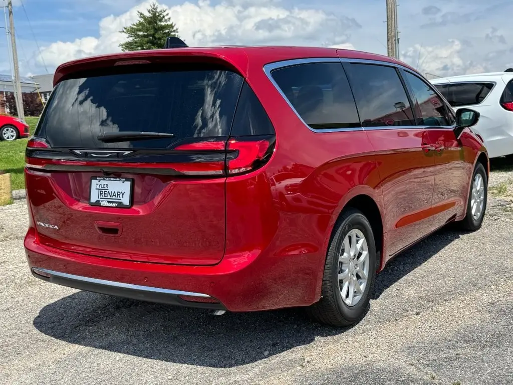 2027 Chrysler Pacifica Select photo 4