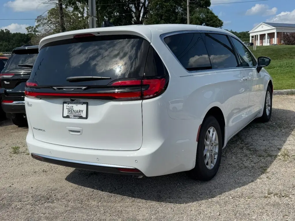 2027 Chrysler Pacifica Select photo 4