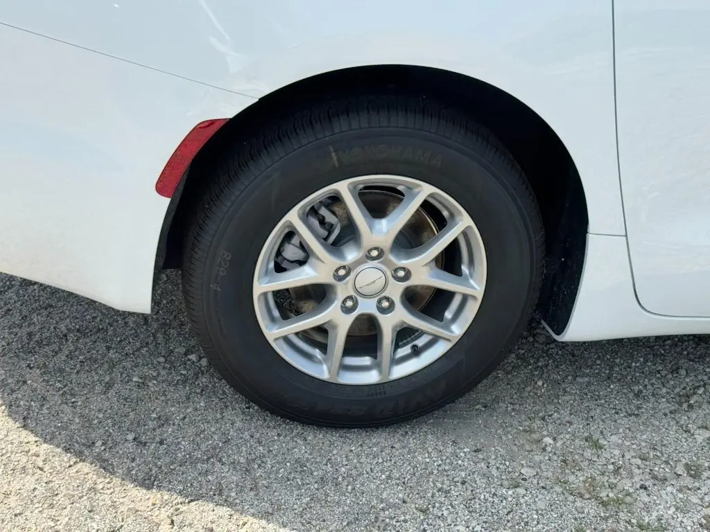 2027 Chrysler Pacifica Select photo 5