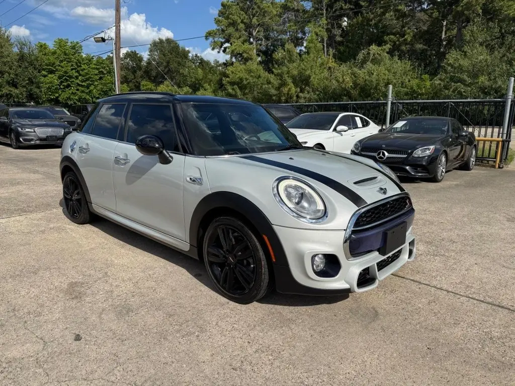 2017 MINI Cooper S 4 Door photo 4