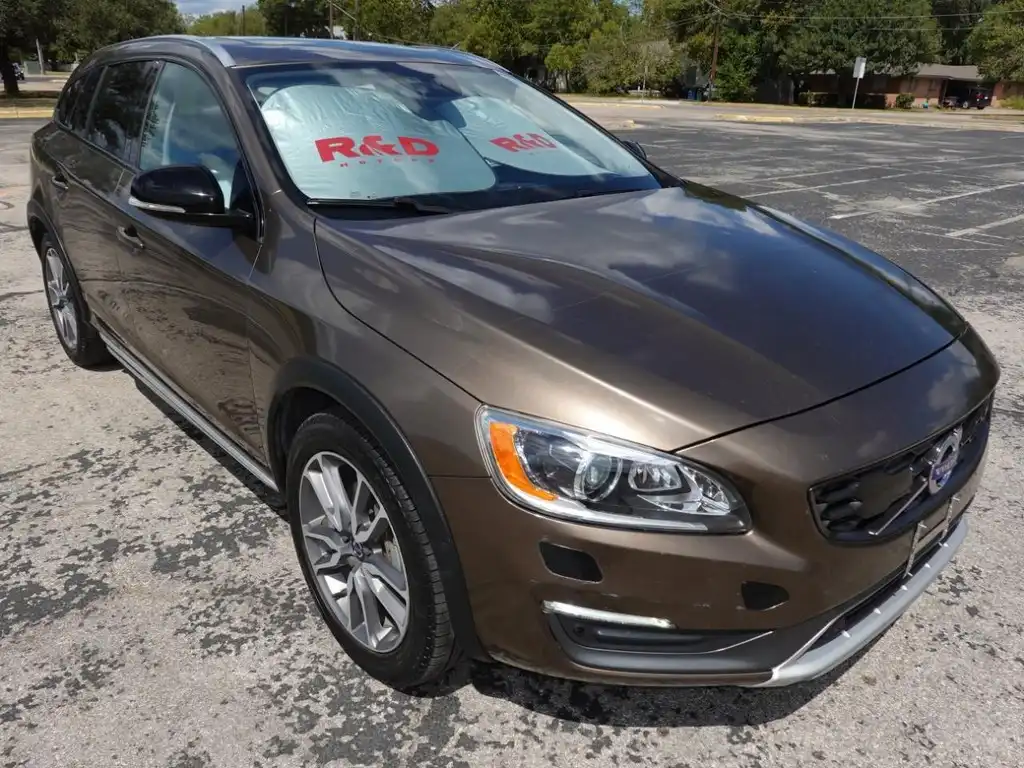 2016 Volvo V60 T5 Cross Country AWD Platinum's photo