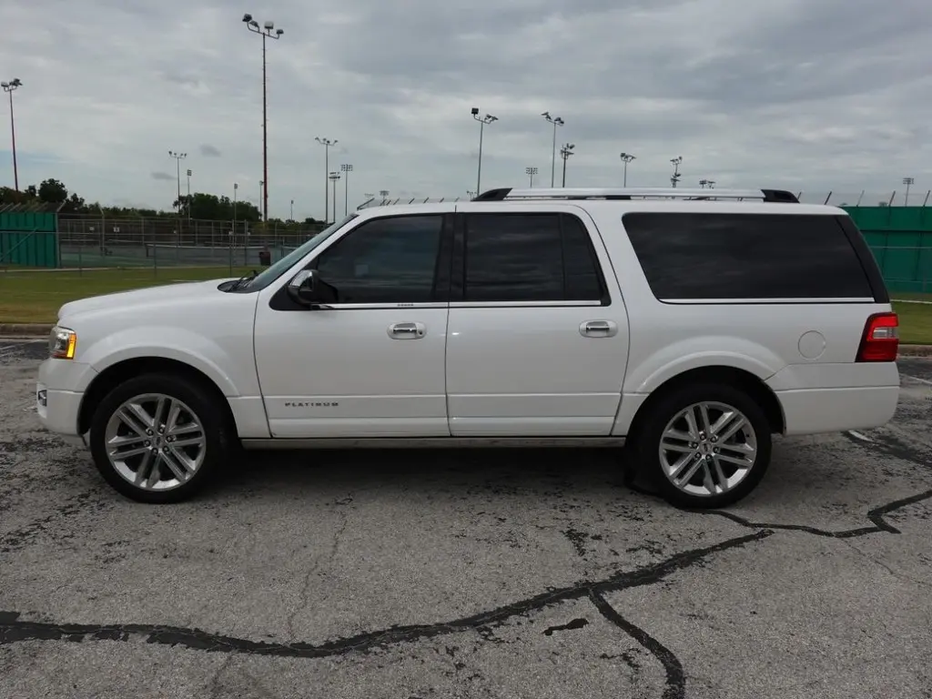2017 Ford Expedition Platinum EL photo 4