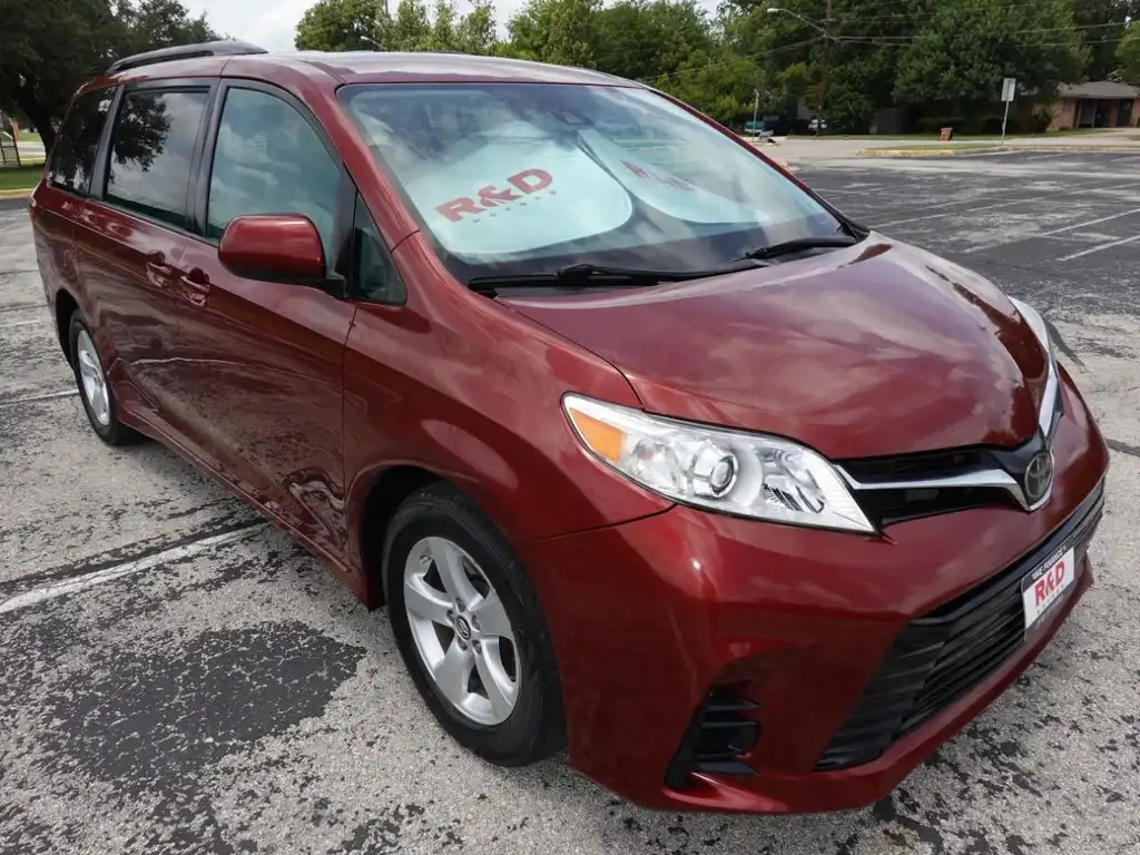 2018 Toyota Sienna LE V6 8-Passenger's photo