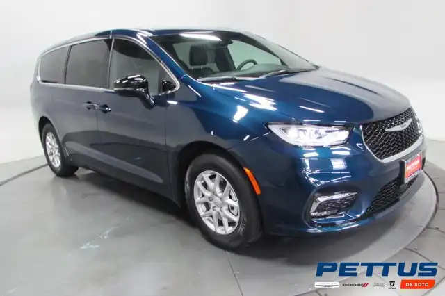 2025 Chrysler Pacifica Select's photo
