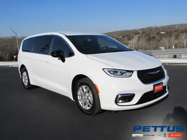 2026 Chrysler Pacifica Select's photo