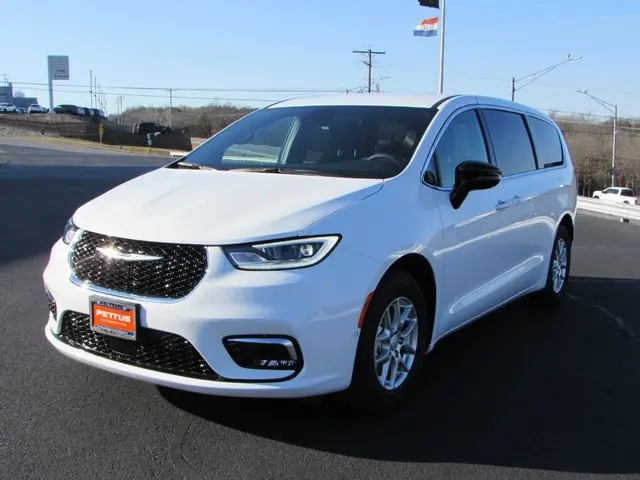 2026 Chrysler Pacifica Select photo 3