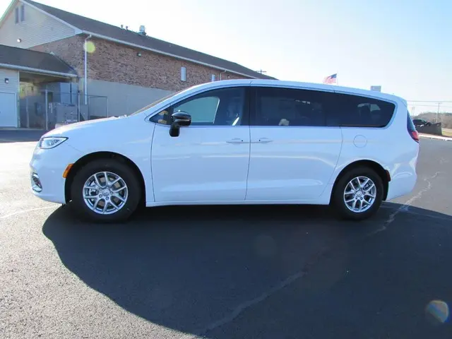 2026 Chrysler Pacifica Select photo 4