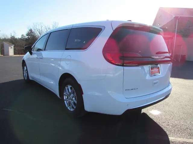 2026 Chrysler Pacifica Select photo 5