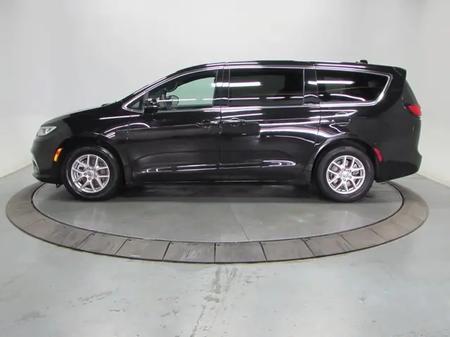 2025 Chrysler Pacifica Select photo 4