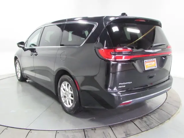2025 Chrysler Pacifica Select photo 5