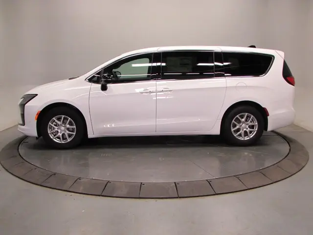 2027 Chrysler Pacifica Select photo 4