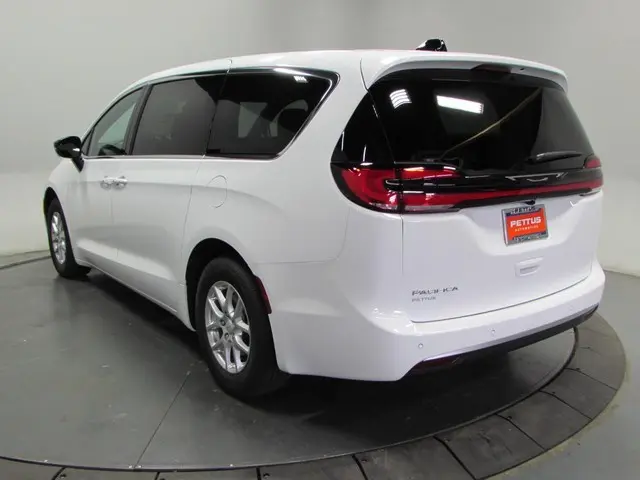 2027 Chrysler Pacifica Select photo 5