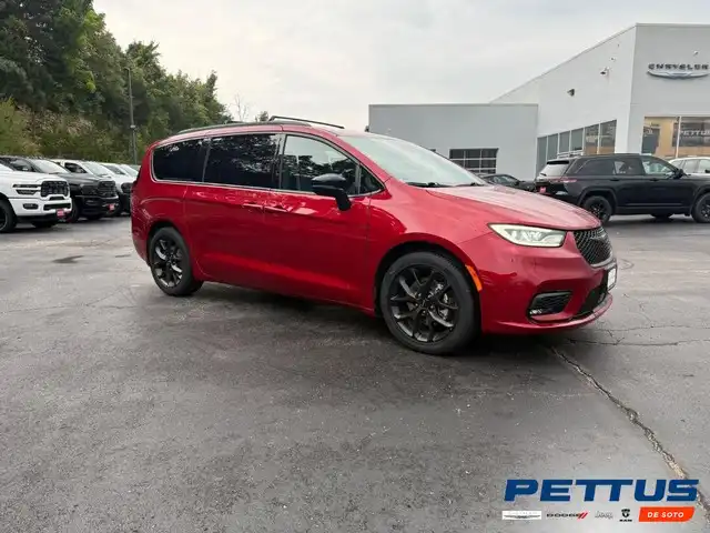 2025 Chrysler Pacifica Limited's photo