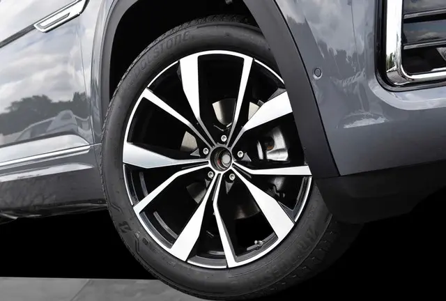 2026 Volkswagen Atlas Cross Sport 2.0T SEL Premium R-Line 4Motion photo 3