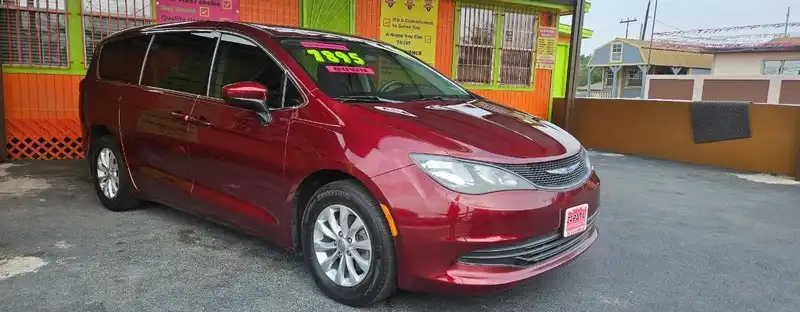 2018 Chrysler Pacifica LX's photo
