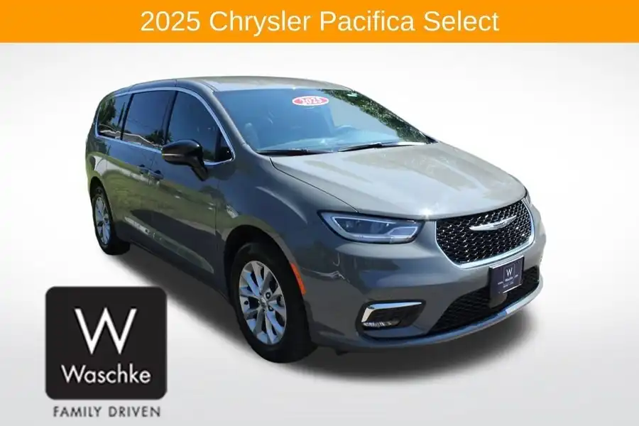 2025 Chrysler Pacifica Select AWD's photo