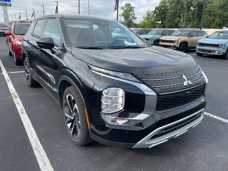 2024 Mitsubishi Outlander SE 2WD's photo
