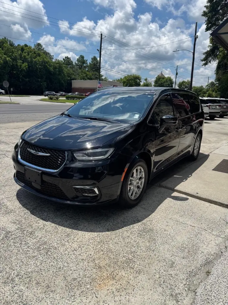 2025 Chrysler Pacifica Select photo 3