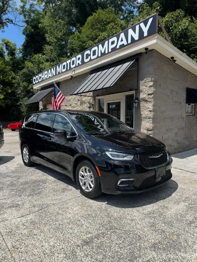 2025 Chrysler Pacifica Select's photo