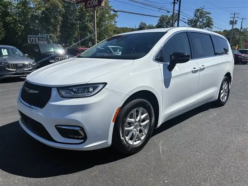 2024 Chrysler Pacifica Touring L's photo