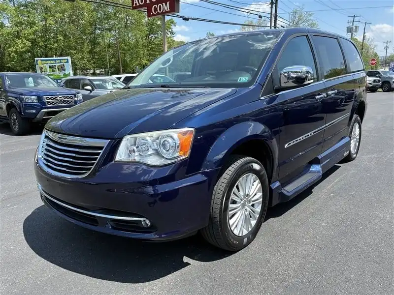 2014 Chrysler Town & Country Limited's photo