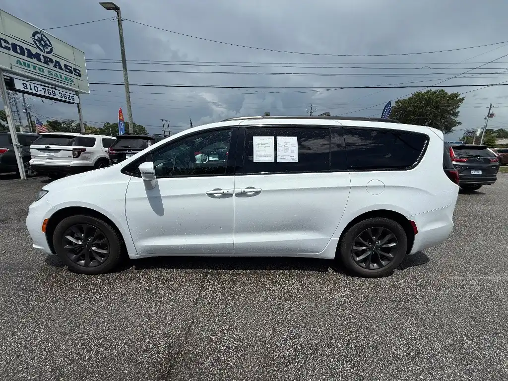 2021 Chrysler Pacifica Touring's photo